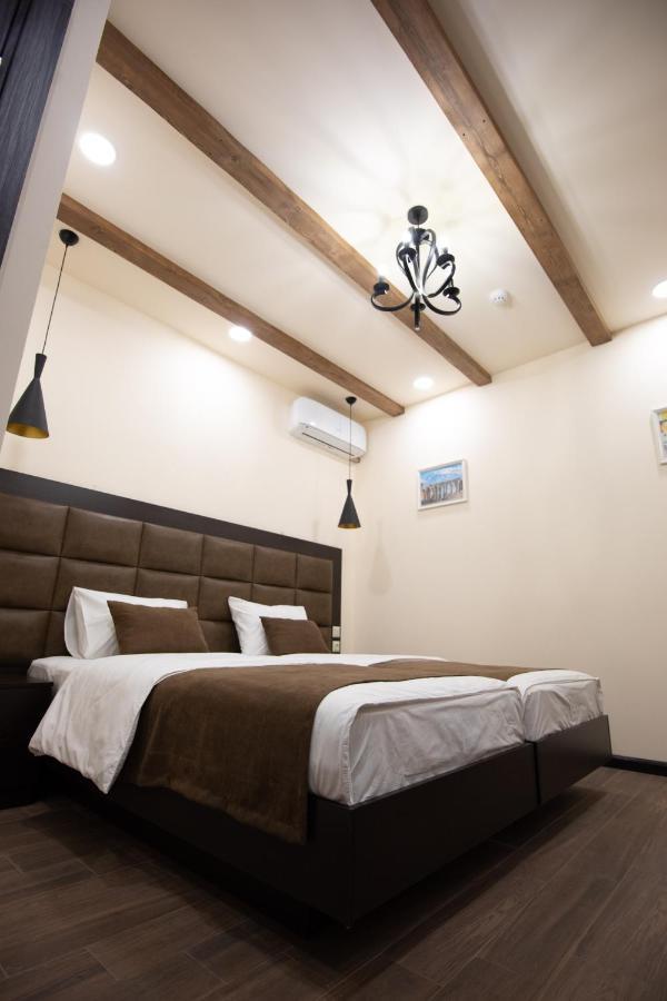 Boutique Living Hotel Erevan Esterno foto